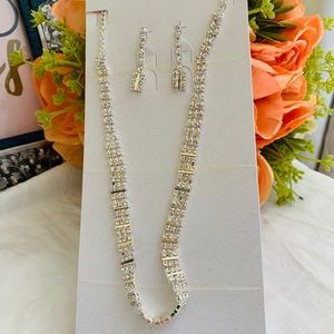 Fashion Set of Sparkly Necklace and Earrings